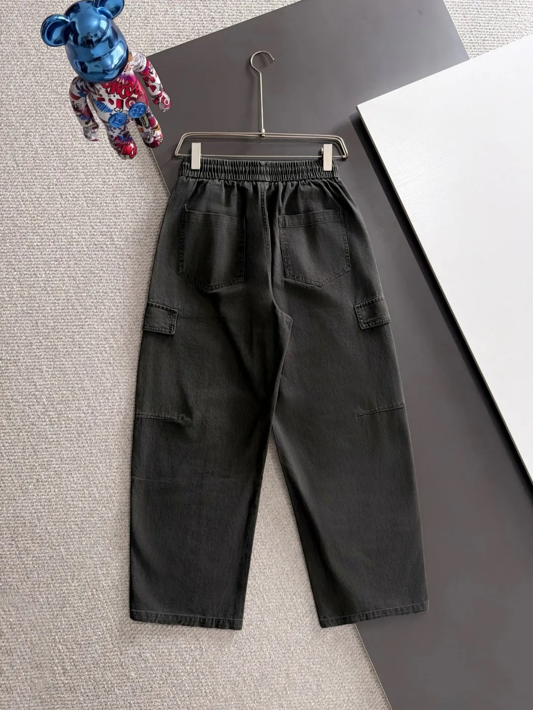 Next day shipment P195 Balenciaga High Quality 2026 Autumn and Winter New Arrival elastic band casual pants, counter-customized fabrics, Breathable, high comfort, impeccable details, brand element design concept, reflecting high quality. It feels delicate and soft! It presents a casual cut and the upper body shape is great! Sizes:S-3XL